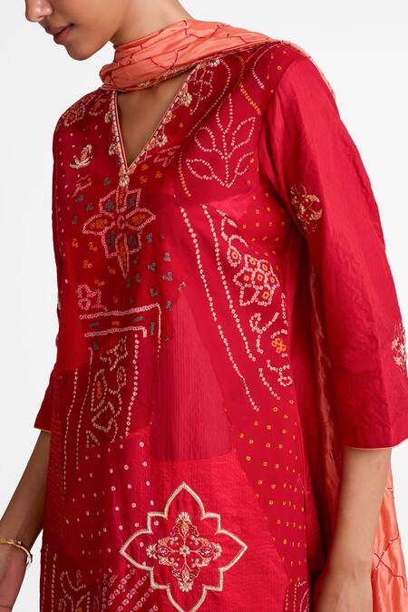 Naina Jain_Maroon Silk Embroidery, Zari V-neck Zardozi Patchwork Bandhani Kurta Set _Online_at_Aza_Fashions