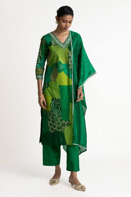 Buy_Naina Jain_Green Silk Gota Patti, Embroidery V-neck Patchwork Straight Kurta Set _Online_at_Aza_Fashions