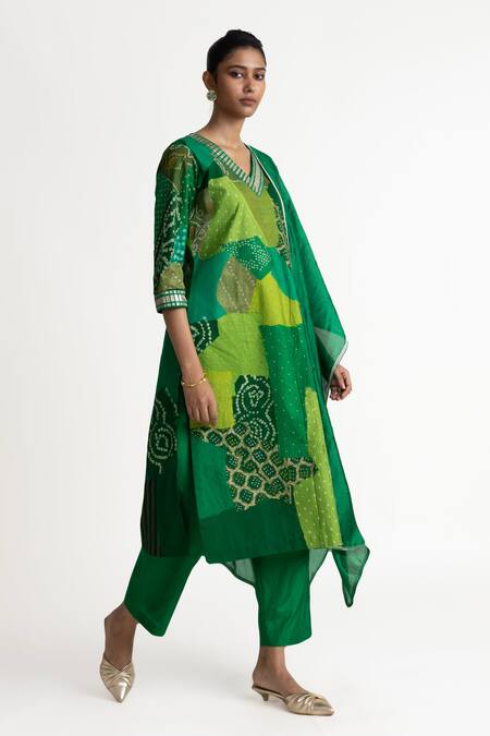 Shop_Naina Jain_Green Silk Gota Patti, Embroidery V-neck Patchwork Straight Kurta Set _Online_at_Aza_Fashions