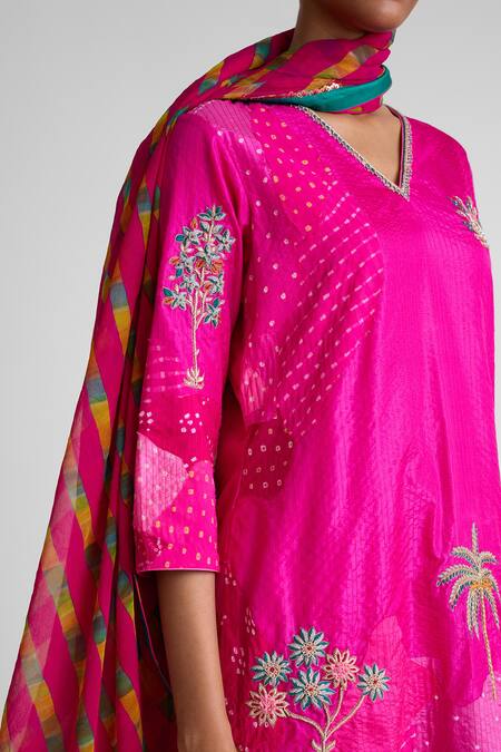 Naina Jain_Pink Silk Embroidery, Zari V-neck Zardozi Kurta Set _Online_at_Aza_Fashions