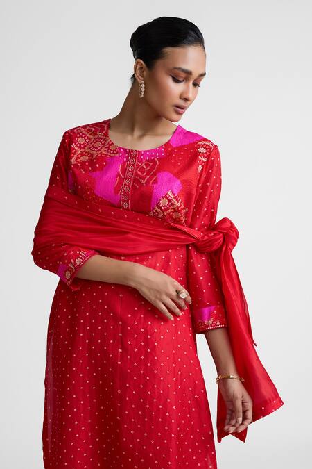Naina Jain_Red Silk Mirrors, Embroidery Round Neck Bandhani Kurta Set _Online_at_Aza_Fashions
