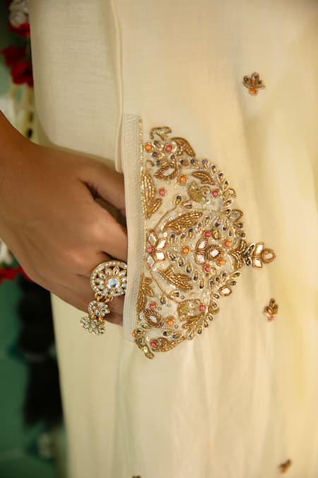Amoree by Shikha Chaudhry_Off White Chanderi Silk Embroidery, Metallic Thread, Beads Split Kurta Set _Online_at_Aza_Fashions