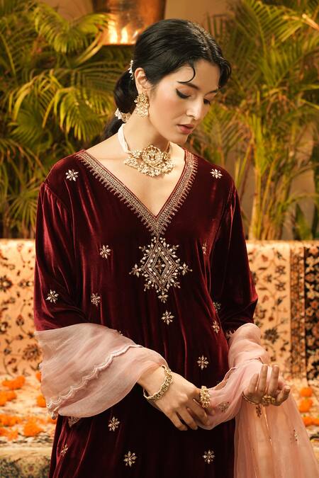 Surabhi Arya_Maroon Velvet, Organza Embroidery, Zari V-neck Embellished Butti Kurta Set _Online_at_Aza_Fashions
