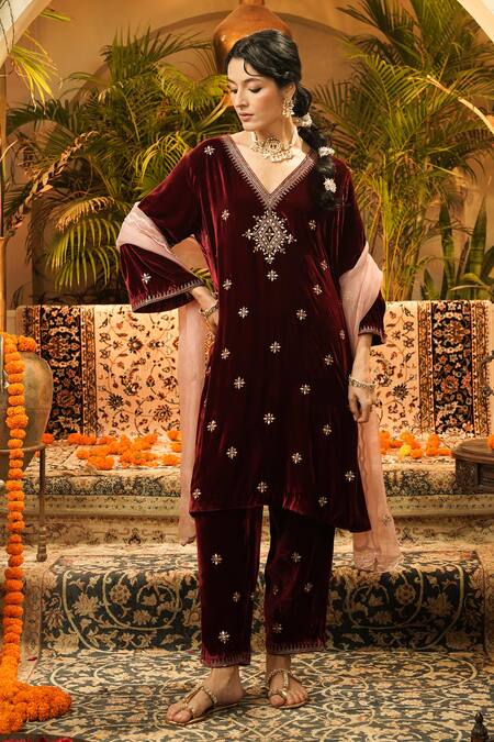 Surabhi Arya_Maroon Velvet, Organza Embroidery, Zari V-neck Embellished Butti Kurta Set _at_Aza_Fashions