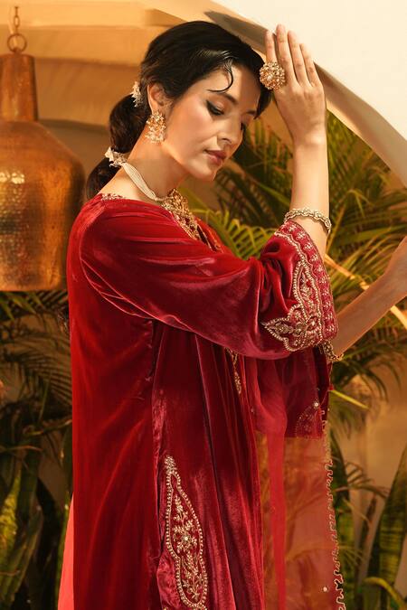 Surabhi Arya_Maroon Velvet, Organza Embroidery Round Neck, Split Hand Kurta Set _Online_at_Aza_Fashions