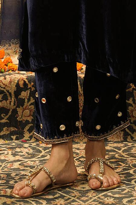 Surabhi Arya_Navy Velvet, Organza Mirrors, Zari, Embroidery V-neck Work Kurta Set _Online_at_Aza_Fashions