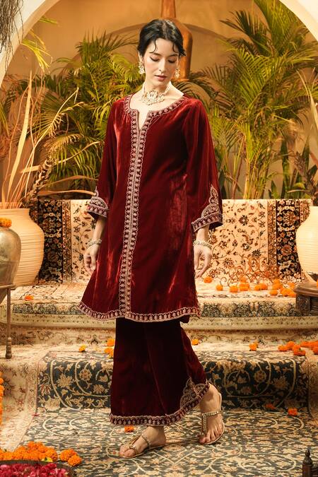 Surabhi Arya_Maroon Velvet Zari, Embroidery Split V-neck And Thread Kurta Set _at_Aza_Fashions