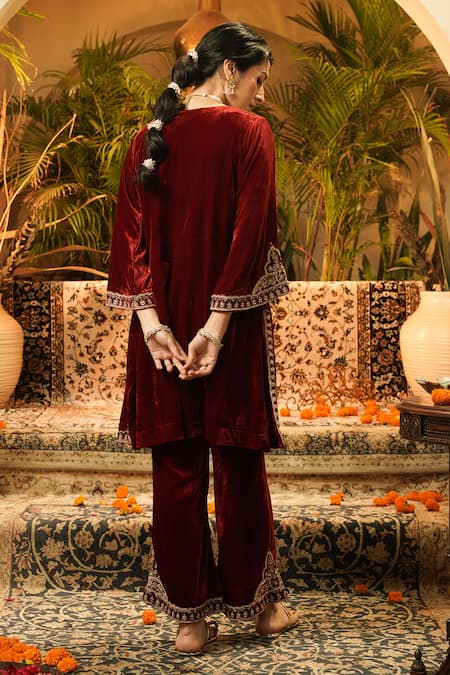 Surabhi Arya Velvet Zari & Thread Embroidered Kurta Set 