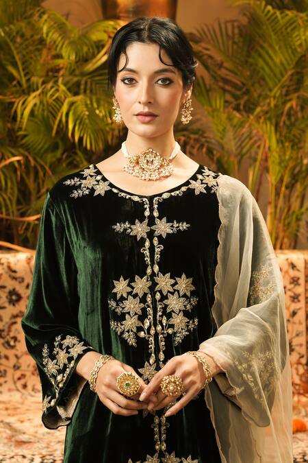 Surabhi Arya_Green Velvet, Organza Embroidery, Applique Round Neck Kurta Set _Online_at_Aza_Fashions