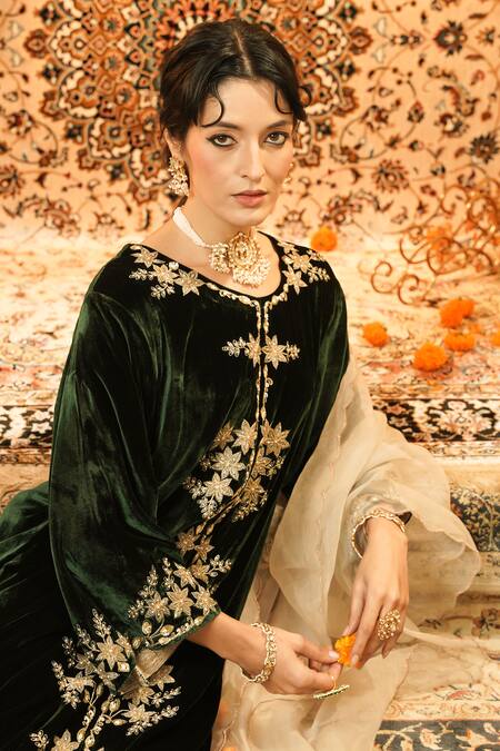 Surabhi Arya_Green Velvet, Organza Embroidery, Applique Round Neck Kurta Set _at_Aza_Fashions