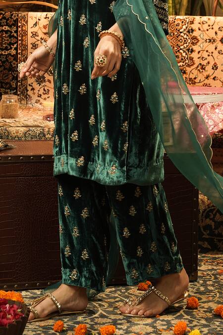 Surabhi Arya_Green Velvet, Organza Zari, Embroidery Round Neck, Split Zardozi Kurta Set _Online_at_Aza_Fashions