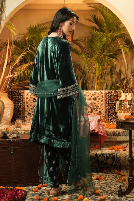 Surabhi Arya Velvet Zardozi Embroidered Kurta Set 