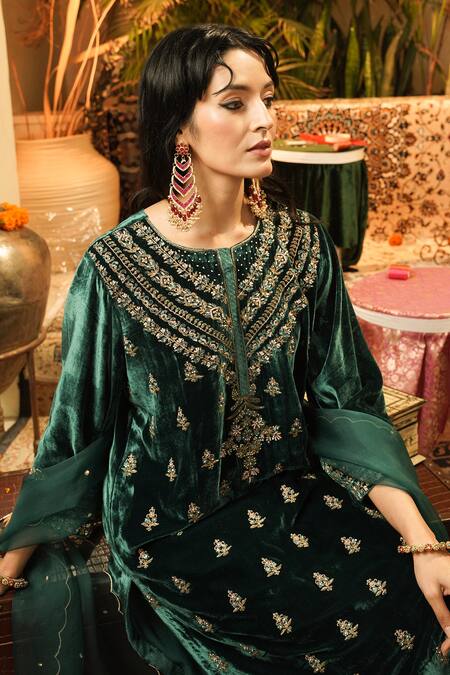 Shop_Surabhi Arya_Green Velvet, Organza Zari, Embroidery Round Neck, Split Zardozi Kurta Set _Online_at_Aza_Fashions
