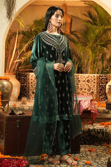 Surabhi Arya_Green Velvet, Organza Zari, Embroidery Round Neck, Split Zardozi Kurta Set _at_Aza_Fashions