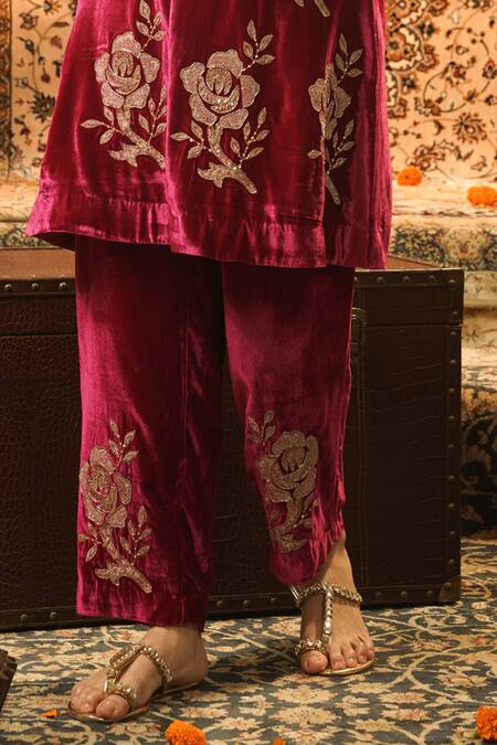 Surabhi Arya_Pink Velvet, Organza Embroidery Notched Neck Floral Kurta Set _Online_at_Aza_Fashions