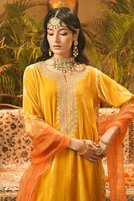 Surabhi Arya_Yellow Velvet Embroidery Split V-neck Kurta Set _at_Aza_Fashions