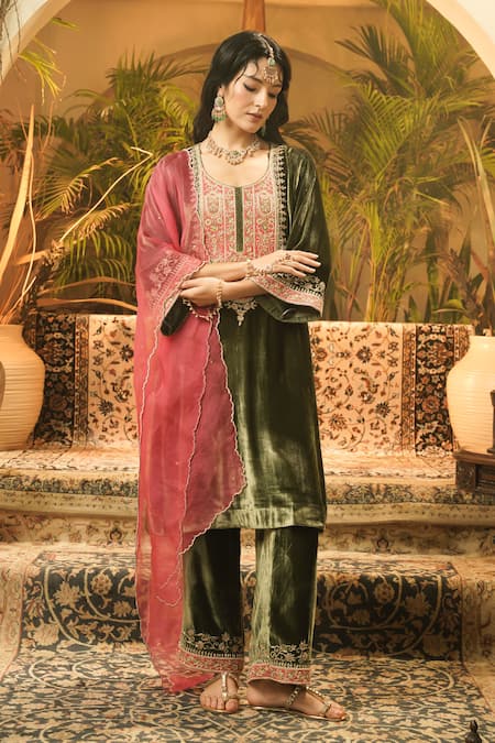 Surabhi Arya Velvet Zari & Thread Embroidered Kurta Set 