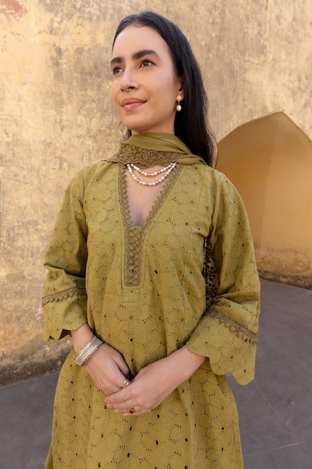 Buy_ASRUMO_Olive Green Cotton Embroidery V-neck Schiffli Hand Kurta Set 
