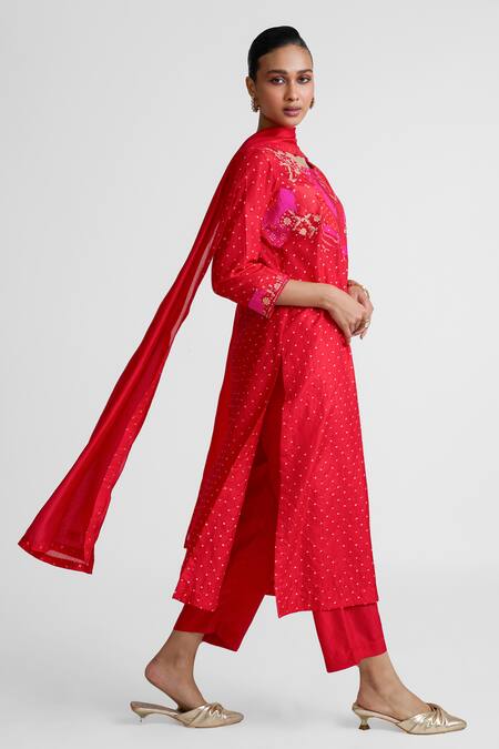 Naina Jain_Red Silk Mirrors, Embroidery Round Neck Bandhani Kurta Set _at_Aza_Fashions