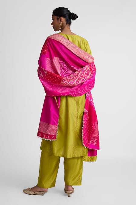 Naina Jain Plain Kurta & Pant Set With Bandhani Patchwork Dupatta 