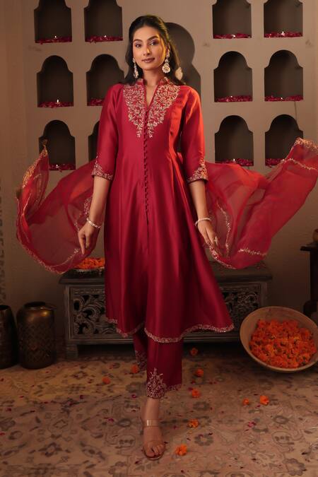 House Of Karmah_Maroon Chanderi, Organza Embroidery, Zari Split V-neck Kumkum Kurta Set _Online_at_Aza_Fashions