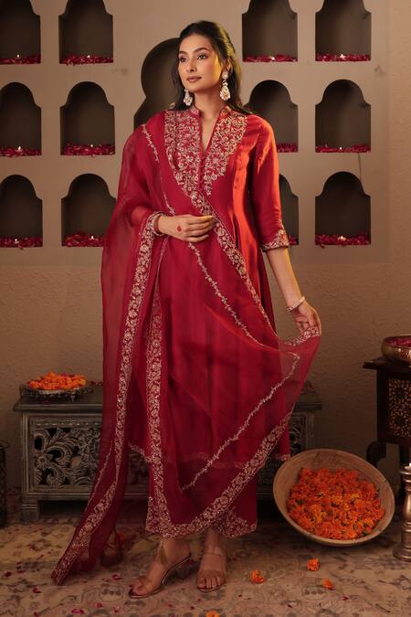 Buy_House Of Karmah_Maroon Chanderi, Organza Embroidery, Zari Split V-neck Kumkum Kurta Set _Online_at_Aza_Fashions