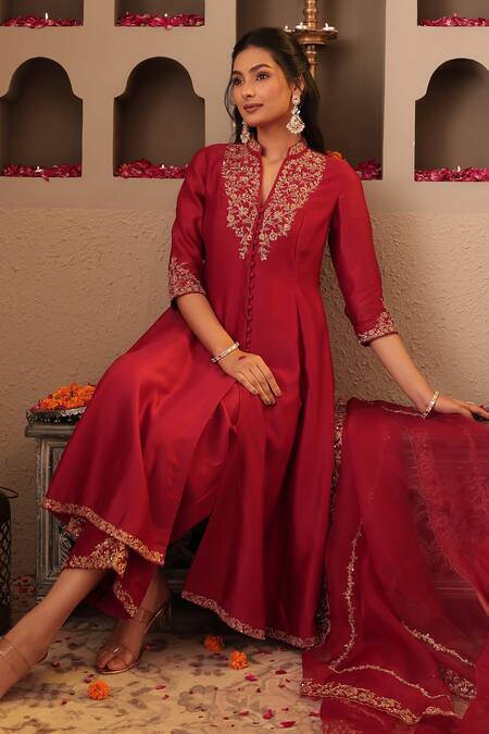 House Of Karmah_Maroon Chanderi, Organza Embroidery, Zari Split V-neck Kumkum Kurta Set _at_Aza_Fashions
