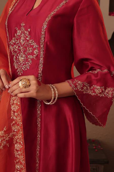 Shop_House Of Karmah_Maroon Chanderi, Organza Embroidery, Zari V-neck Ruh E Gul Kurta Set 