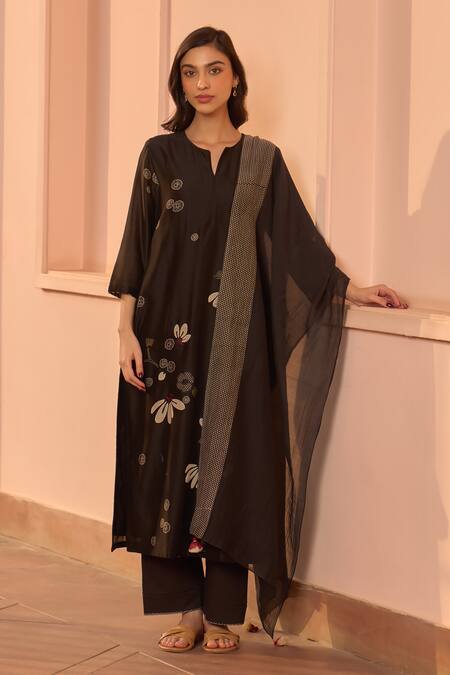 Buy_Vaayu_Black Silk Applique, Tassels Split V-neck Noir Embroidered Kurta Set _Online_at_Aza_Fashions