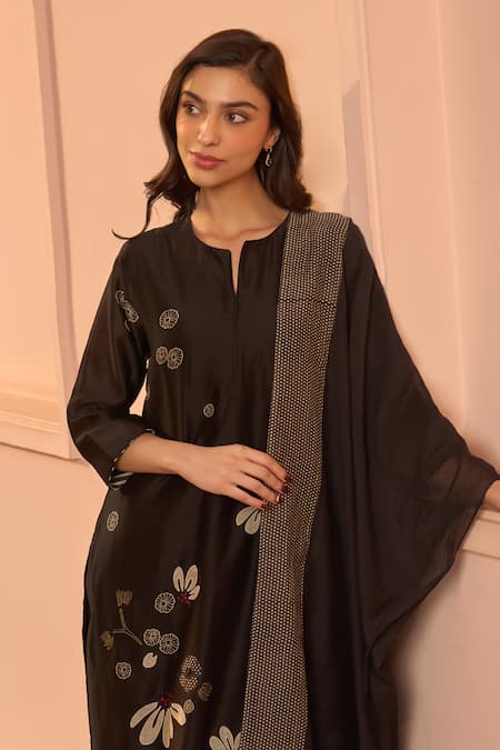 Buy_Vaayu_Black Silk Applique, Tassels Split V-neck Noir Embroidered Kurta Set 