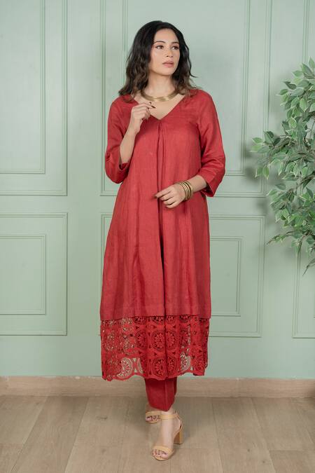 Gothilo_Red Linen Lace V-neck Rose Kurta And Pant Set _at_Aza_Fashions