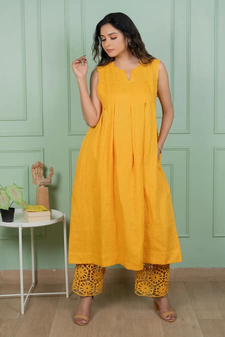 Buy_Gothilo_Yellow Linen Lace Notched Neck Sunflower Kurta And Pant Set _Online_at_Aza_Fashions
