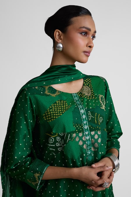 Naina Jain_Emerald Green Silk Mirrors, Embroidery Round Neck Straight Kurta Set _at_Aza_Fashions