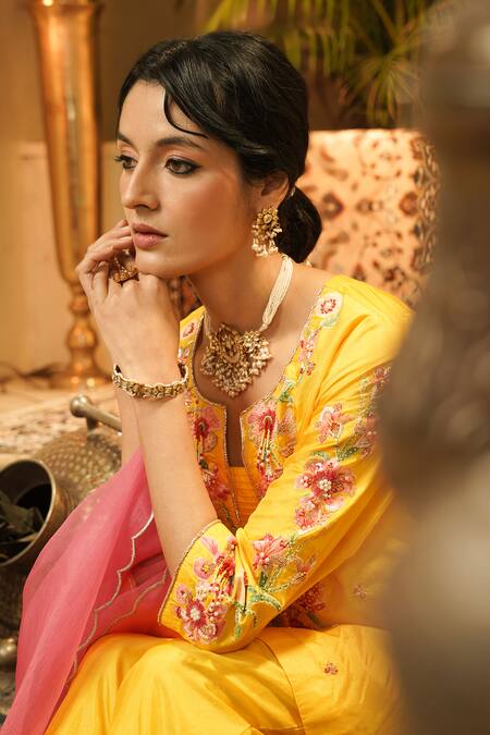 Surabhi Arya_Yellow Silk, Organza Embroidery, Applique V-neck Hand Kurta Set _Online_at_Aza_Fashions