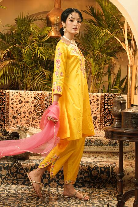 Surabhi Arya_Yellow Silk, Organza Embroidery, Applique V-neck Hand Kurta Set _at_Aza_Fashions