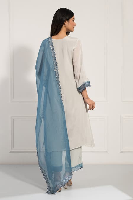 Neelu And Manvi Embroidered V Neck Kurta Pant Set 