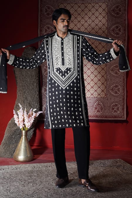 AUGUST by Swati Akash Jhunjhunwala Embroidered Kurta Set With Shawl 