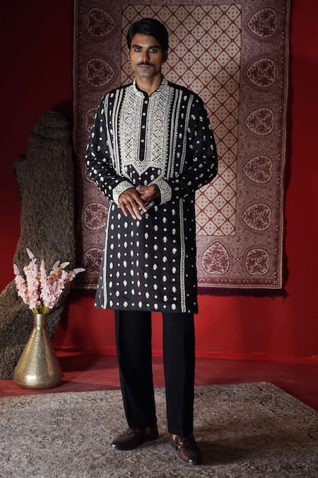 AUGUST by Swati Akash Jhunjhunwala Embroidered Kurta Set With Shawl 