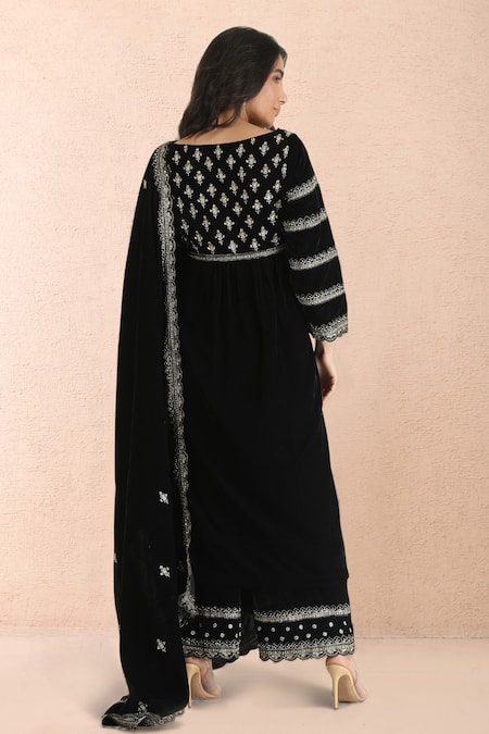 Priyanka Jain Aari Zari Embroidered Kurta Set 