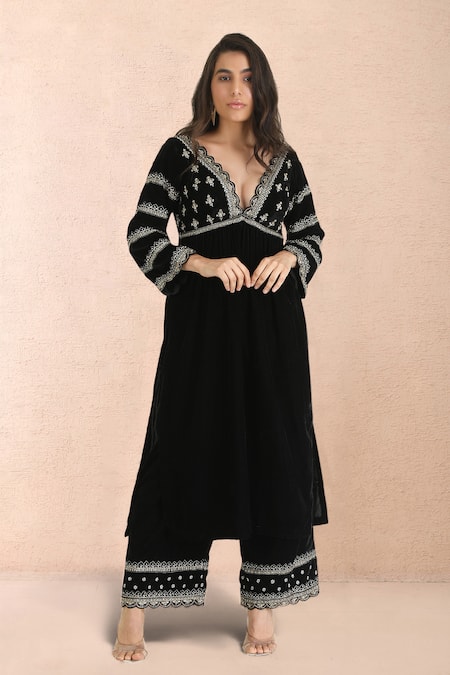 Priyanka Jain Aari Zari Embroidered Kurta Set 