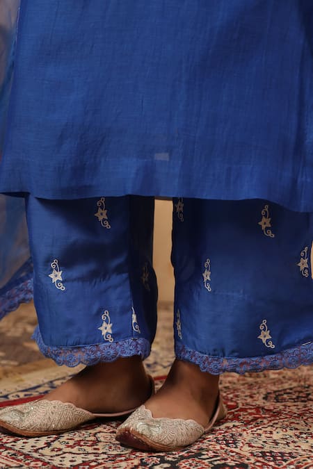 Buy_Anshu Wadhwa_Blue Chanderi, Organza Embroidery, Lace V-neck Kurta Set 