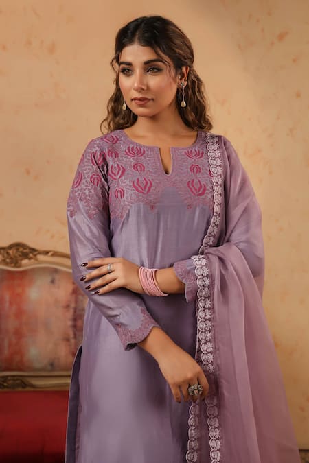 Buy_Anshu Wadhwa_Lilac Chanderi, Organza Embroidery, Lace Split V-neck Floral Kurta Set _Online_at_Aza_Fashions