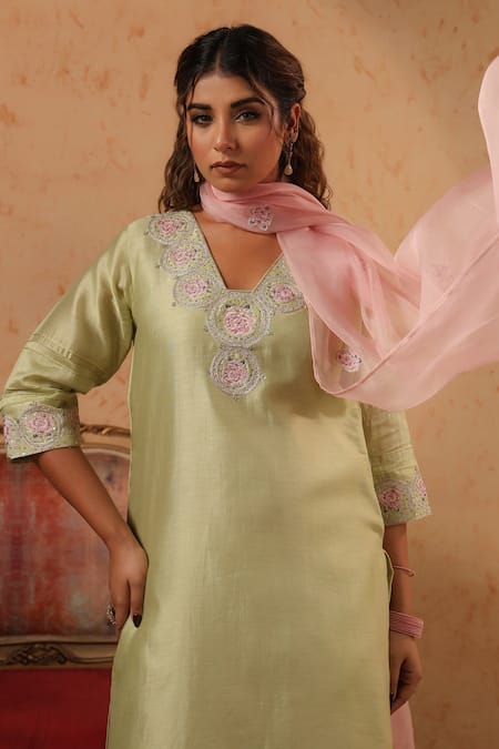 Anshu Wadhwa_Green Chanderi, Organza Embroidery, Patchwork V-neck Aari Kurta Set _Online_at_Aza_Fashions