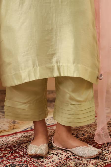 Buy_Anshu Wadhwa_Green Chanderi, Organza Embroidery, Patchwork V-neck Aari Kurta Set 