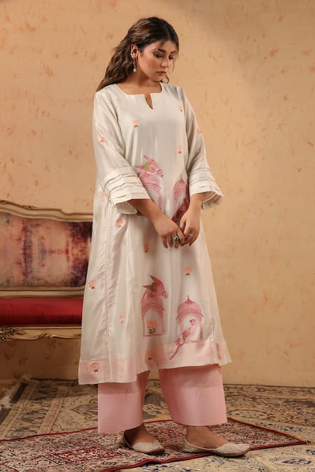 Anshu Wadhwa_Off White Chanderi Embroidery Split V-neck Resham Kurta Set _at_Aza_Fashions