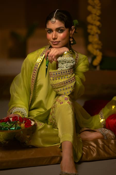 Buy_Prahnaaya_Green Organza Applique, Pearls Split V-neck Veere Embroidered Kurta Set _Online_at_Aza_Fashions
