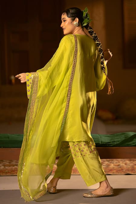 Prahnaaya Veere Embroidered Kurta Set 