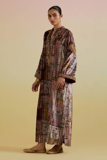 Buy_Bunka_Red Velvet Embroidery, Zari Split V-neck, Mandarin Collar Ananya Kaftan Kurta _Online_at_Aza_Fashions