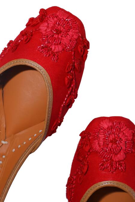 Buy_Kurrbat_Red Gulaab Floral Embroidered Jutti _Online_at_Aza_Fashions
