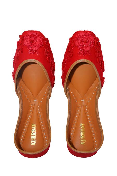Kurrbat Gulaab Floral Embroidered Jutti 